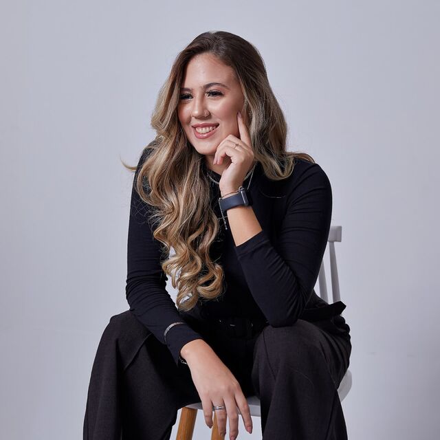 Victoria Nascimento, advogada, sentada em atendimento